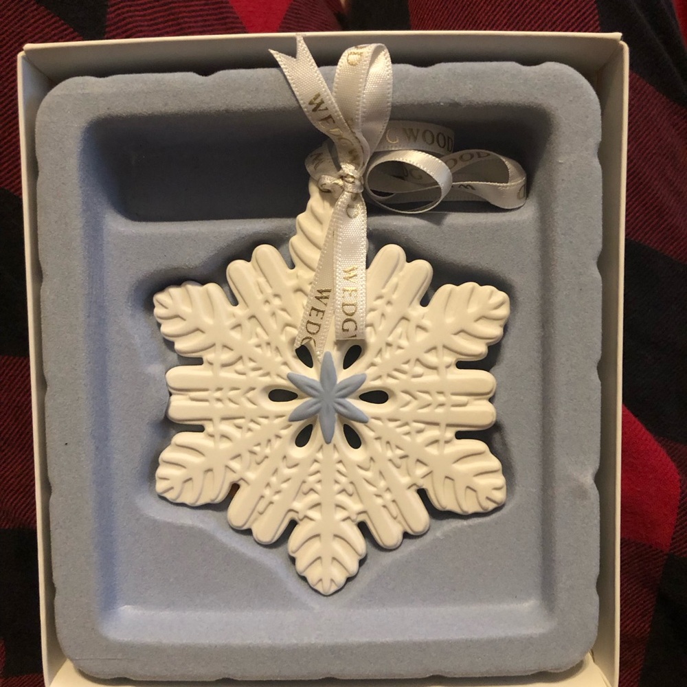 Wedgwood White Snowflake Porcelain Ornament with Gold Ribbon - Picture 2 of 4